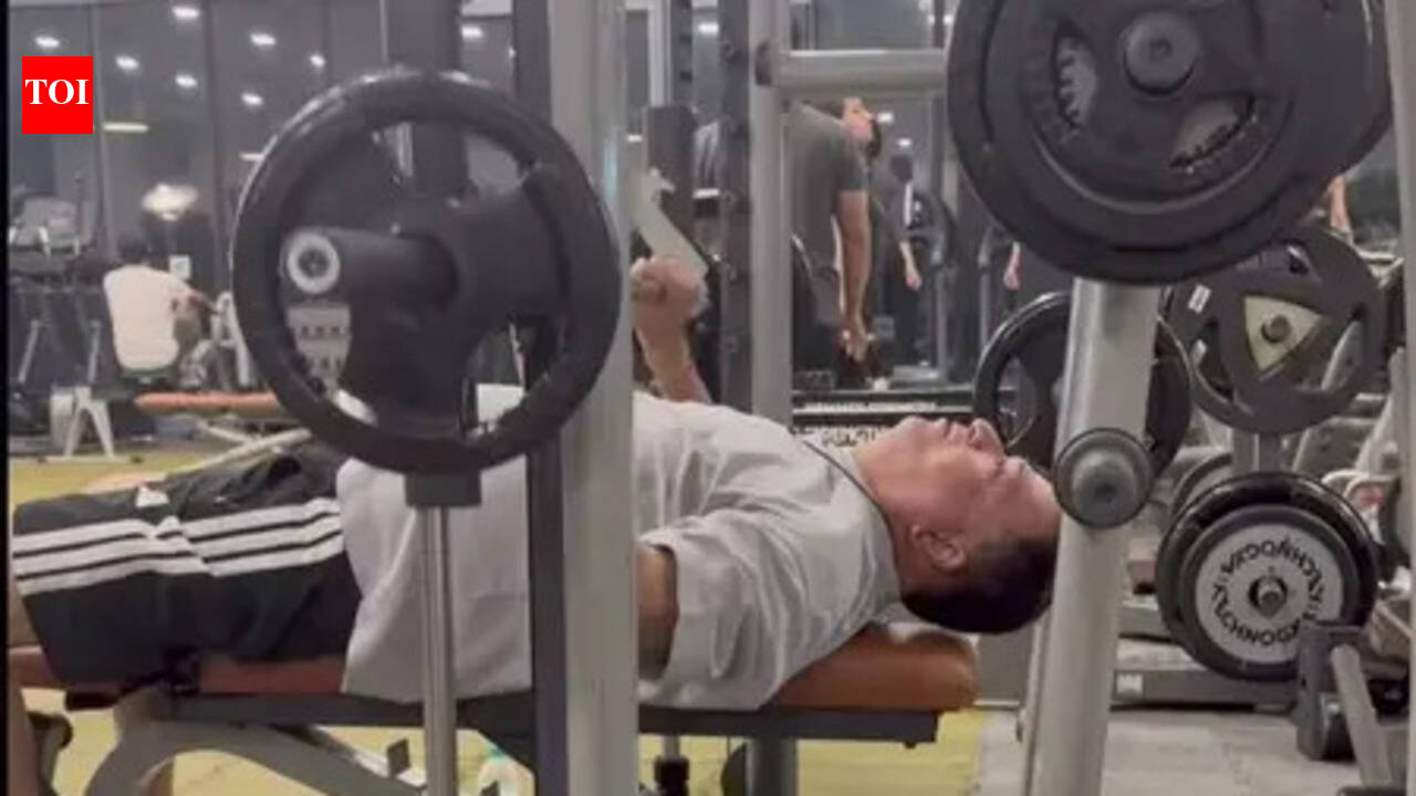 Vicky Kaushal's father Sham Kaushal crushes intense gym workout at 70