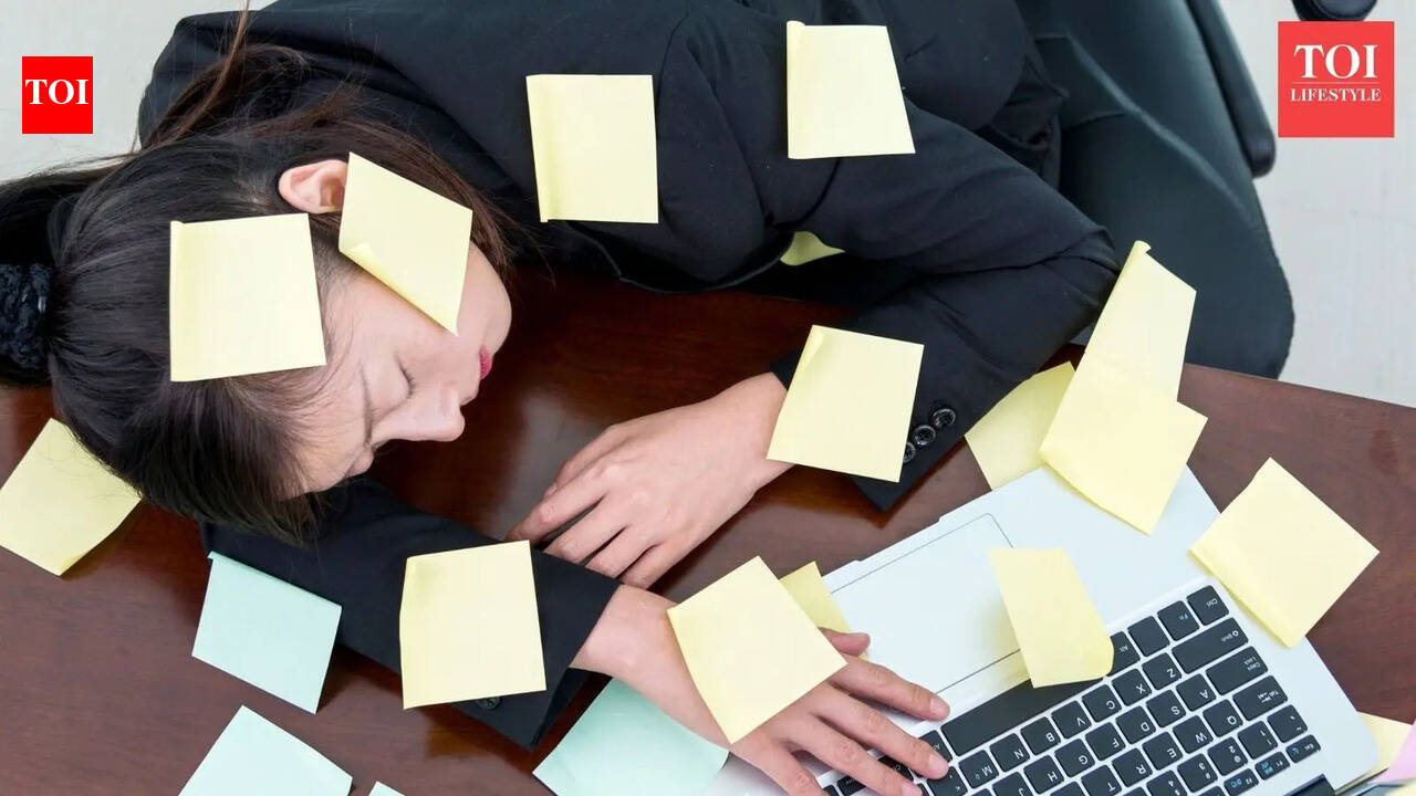 Angry over low salary, employee sleeps for 5 hours at work to protest – what happened next shocked everyone