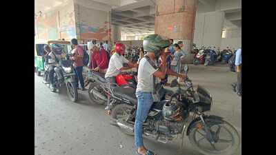 To cash in on auto no-show, app bikes wait in metro wings