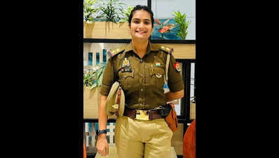 To beat them, join them: Undercover SI blows cover of thieves