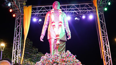 Bengaluru cop foils man’s bid to vandalise former chief minister R Gundu Rao’s statue, injured