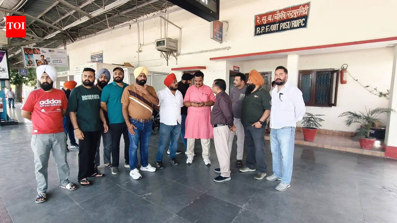 Rudrapur auto firm staff looted of Rs 7 lakh on moving train