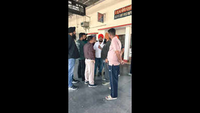 Rudrapur auto firm staff looted of Rs 7 lakh on moving train