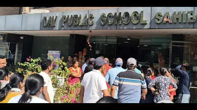Parents protest outside DAV School, seek rollback of 15% fee hike