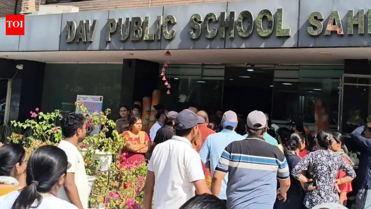Parents protest outside DAV School, seek rollback of 15% fee hike