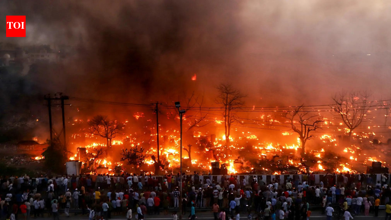 Lucknow: Over 1,000 left homeless as fire guts 280 shanties
