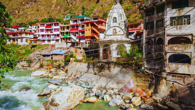 What's the legend behind the hot springs of Manikaran Sahib in Himachal Pradesh?