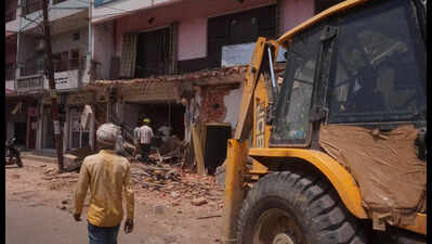 32 bldgs razed for road widening