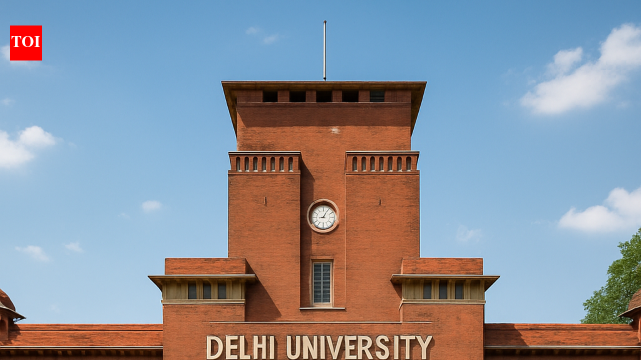 Stopped from felicitating minister due to sleeveless kurti, alleges DU student