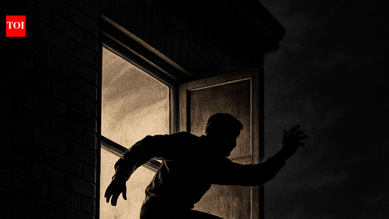 Suspect flees after family locks cops inside house