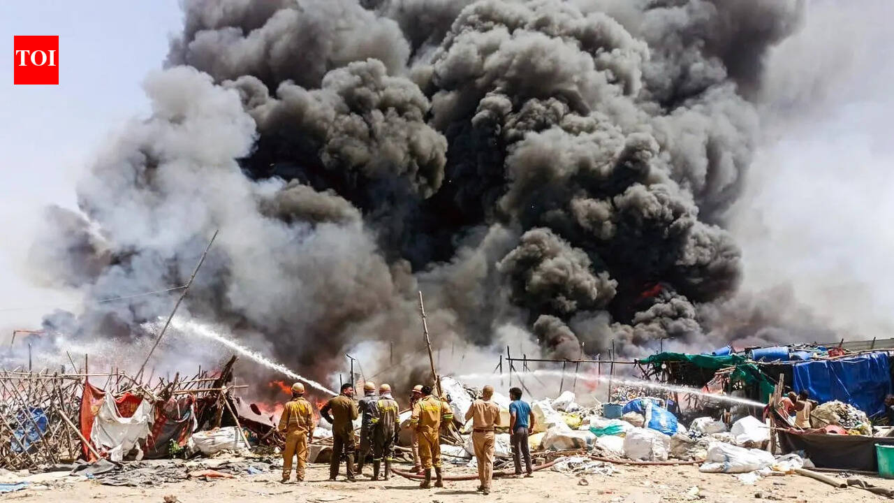 Massive fire engulfs 150 jhuggis in Ghaziabad slum cluster, leaves 1,000 homeless