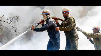 Massive fire engulfs 150 jhuggis in Ghaziabad slum cluster, leaves 1,000 homeless