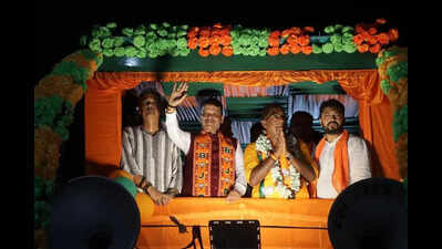 Ahead of polls, Mum’s ‘Devabhau’ woos Marathi manoos in Kolkata