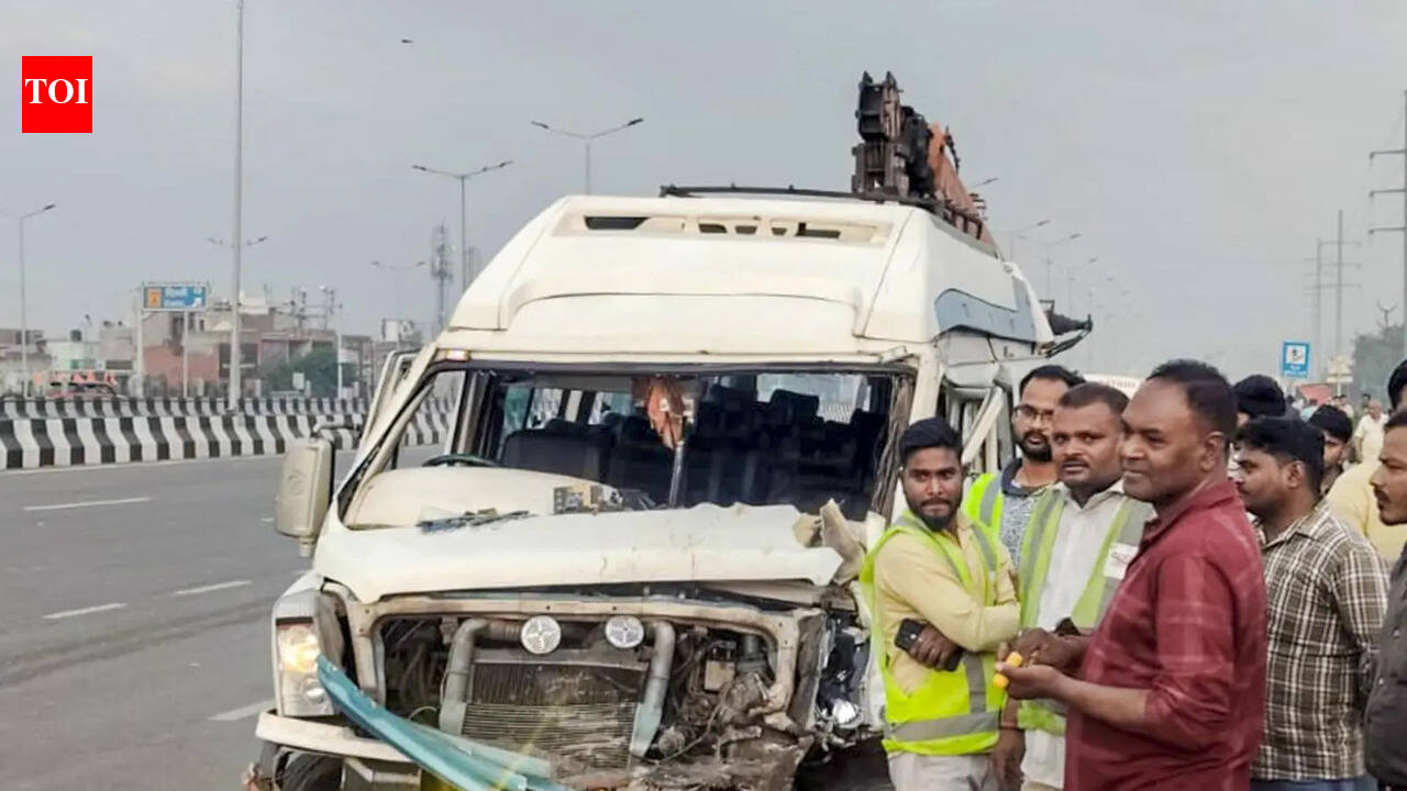 3 crushed to death on DME by mini-bus
