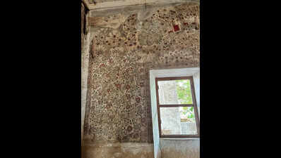 Gujarat: Heritage Kamangari art crumbles in the ruin of this Anjar bungalow
