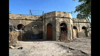 Gujarat: Heritage Kamangari art crumbles in the ruin of this Anjar bungalow