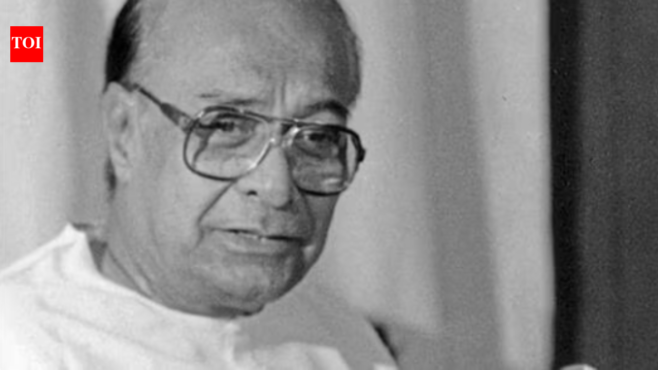 Parallel Biju Patnaik homage fuels pol buzz; draws BJD president Naveen Patnaik swipe