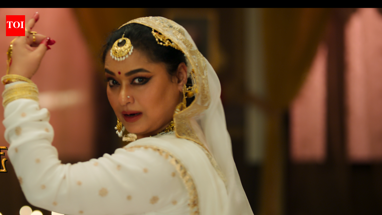 Despite the pain, Ananya Chatterjee brings Putul Bai to life in Phool Pishi O Edward