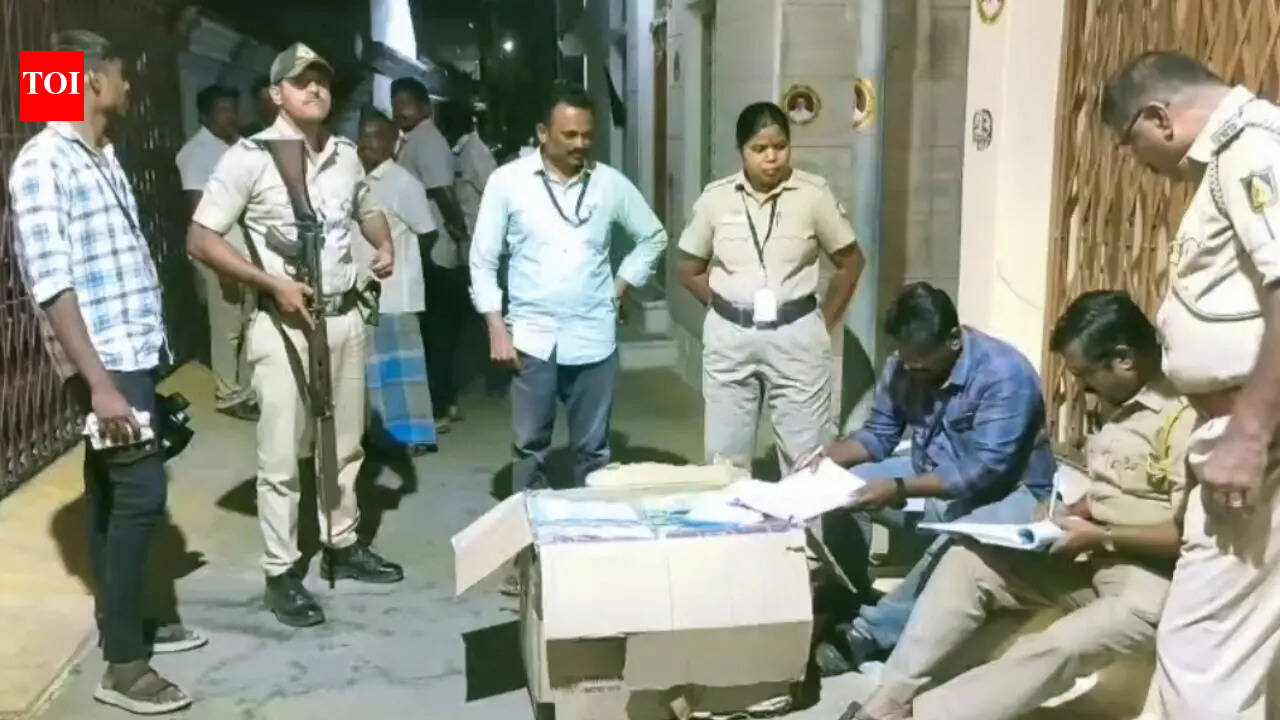 Tamil Nadu polls: Flying squad seizes saris meant for voter gifts in Tiruchengodu