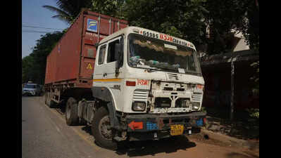 Banker couple dies after truck hits their motorcycle near Mumbai