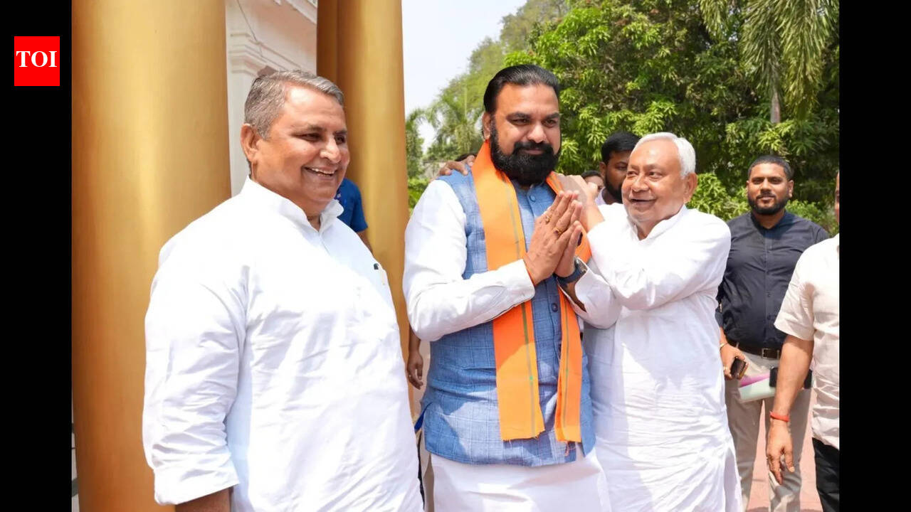 Prepare plan to develop airports in all districts: CM