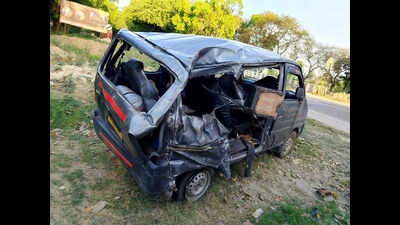 3 killed, 7 hurt as overcrowded minivan crashes while dodging pothole
