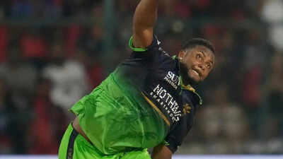  'Tough ask for Romario' - RCB's Mo Bobat reveals why Shepherd bowled the last over in DC defeat