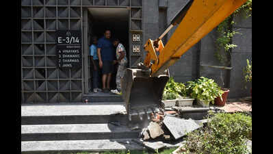 Stairs, ramps, kiosks and guard rooms go as drive to clear right of way begins in Gurgaon