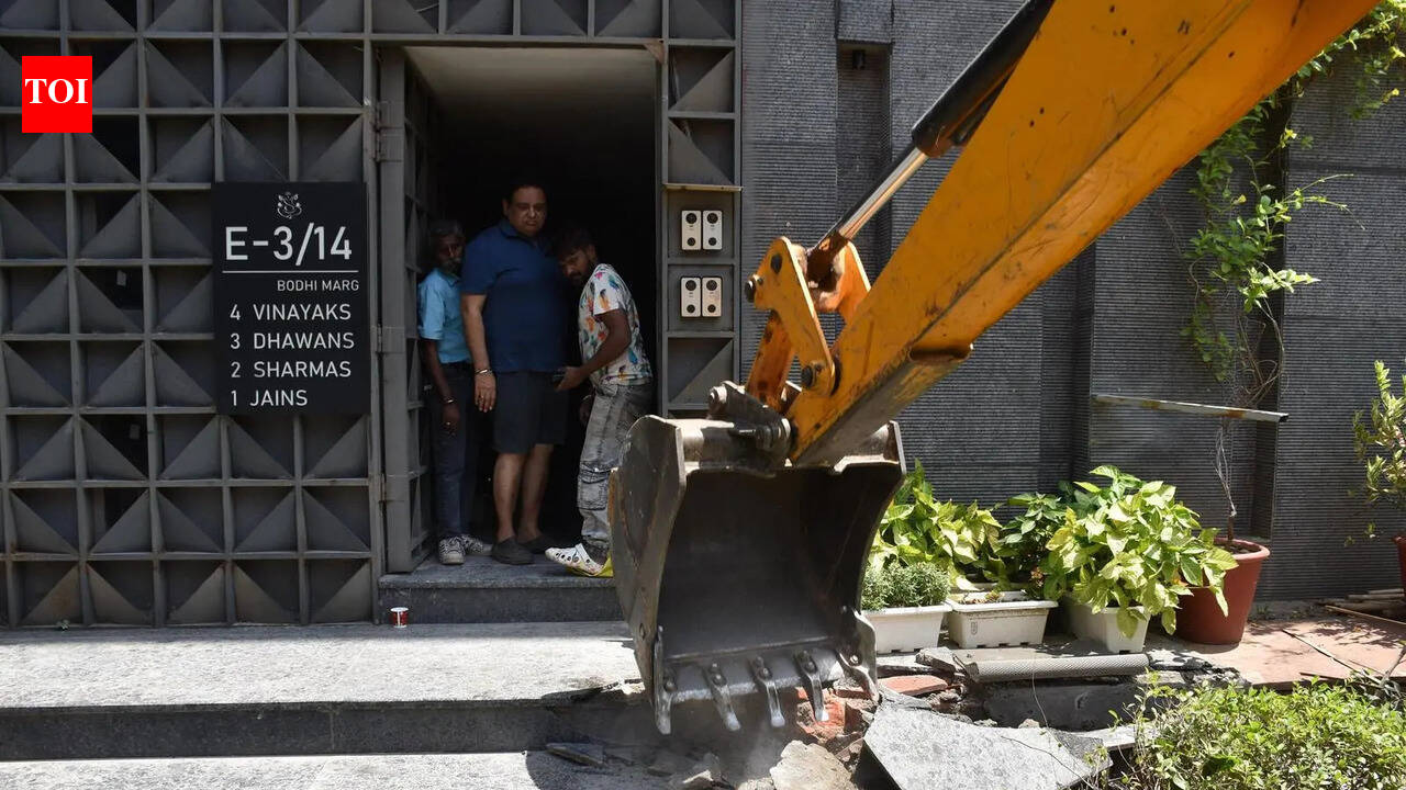 Stairs, ramps, kiosks and guard rooms go as drive to clear right of way begins in Gurgaon