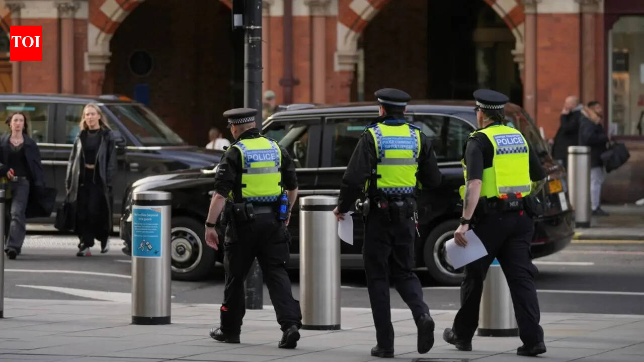 London arson attack: UK police probe antisemitic hate crime after man approaches shops with bag of flammable bottles