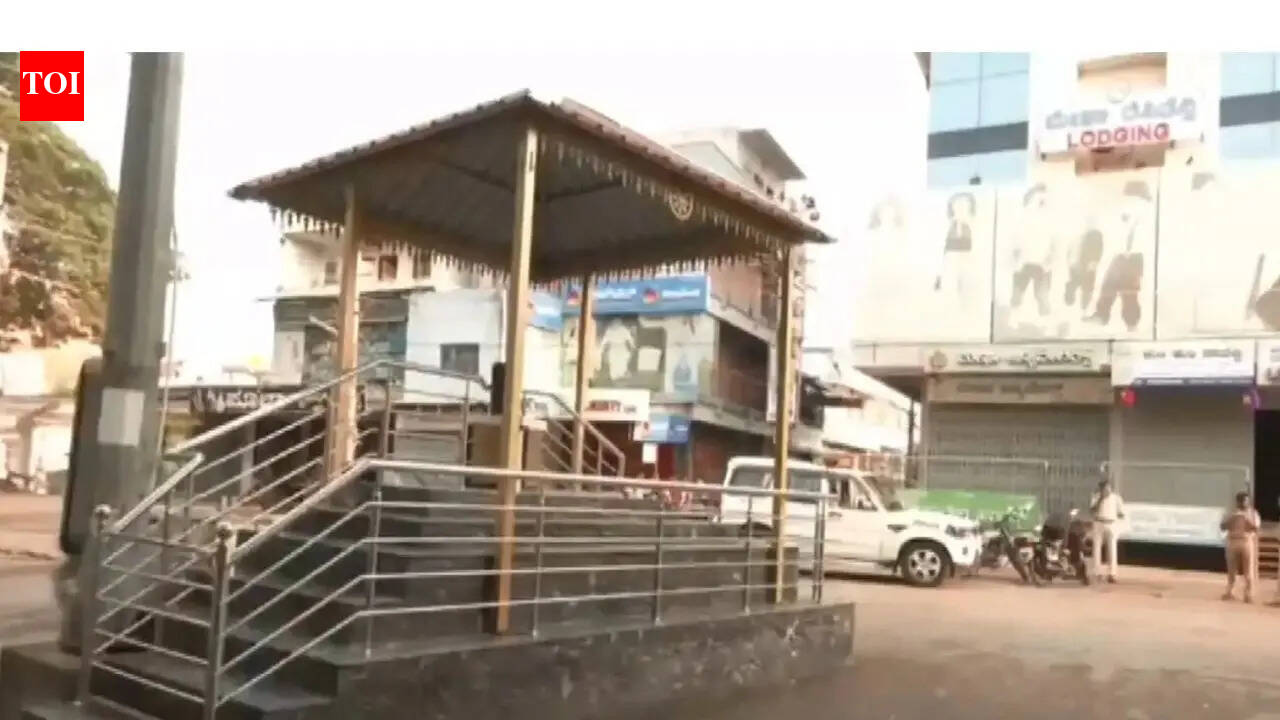 Miscreants vandalise Mahatma Gandhi's statue in Karnataka's Haveri