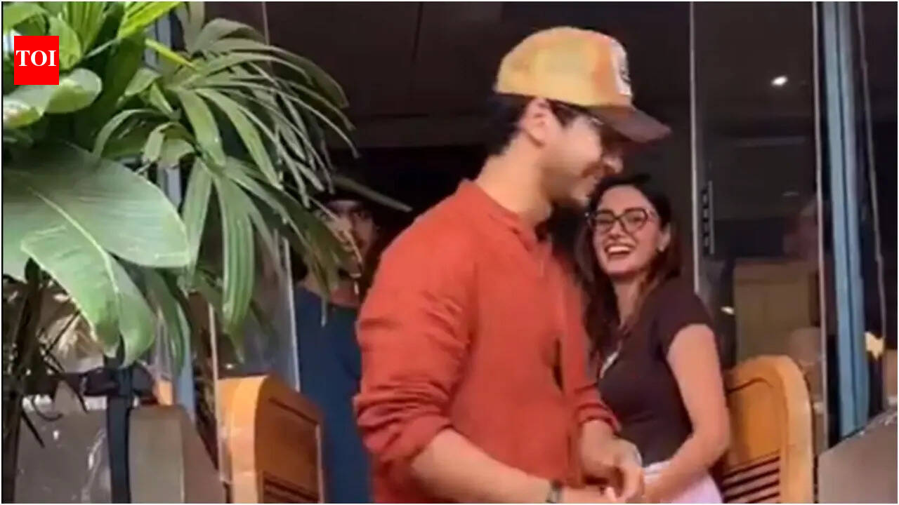 Ishaan Khatter spills a drink on his pants while out with Chandni Bainz, gives hilarious reaction: 'Baburao ka style' - Watch