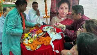 Asha Bhosle's ashes immersed in the Ganga by her family, granddaughter Zanai Bhosle breaks down