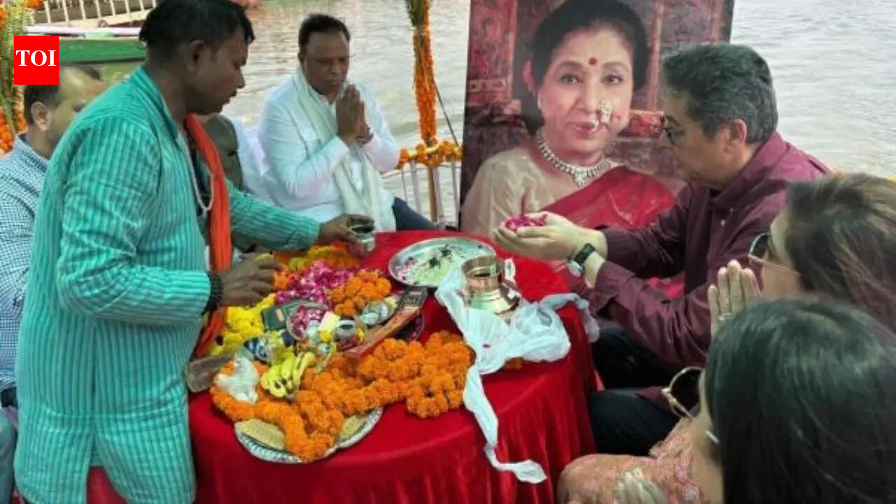 Asha Bhosle's ashes immersed in the Ganga by her family, granddaughter Zanai Bhosle breaks down