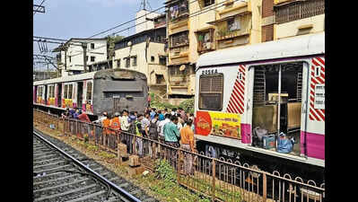 Empty local train derails at Dombivli, peak hour services hit on CR