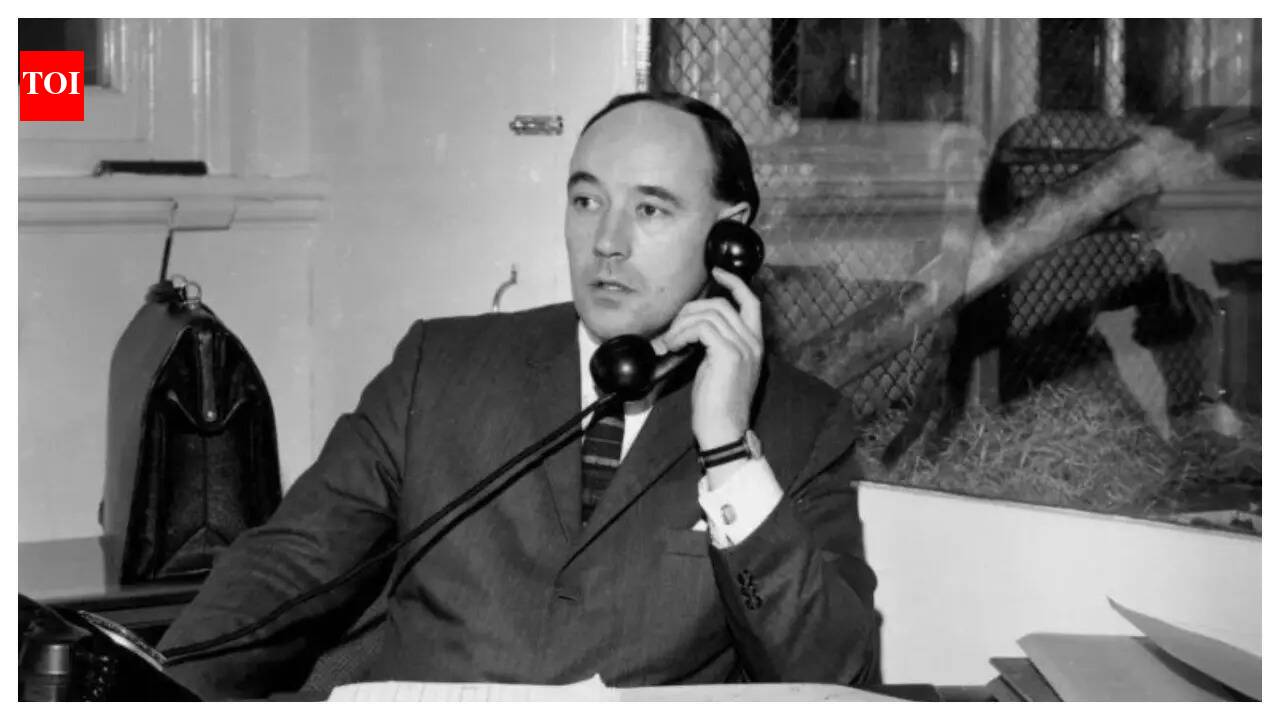 Desmond Morris Death News: Veteran zoologist and author Desmond Morris dies at 98, leaves behind a legacy of exploration and creativity - The Times of India