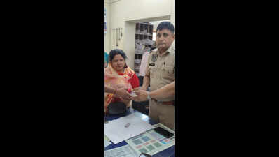 Jaipur constable returns bag with jewellery worth Rs 30L to woman