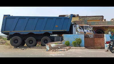 Trucks rams into Chatra house, driver detained