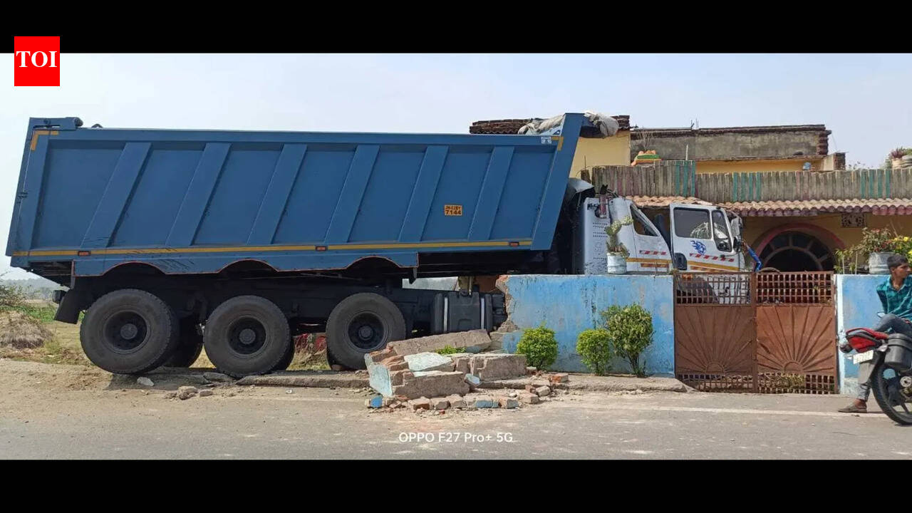Trucks rams into Chatra house, driver detained