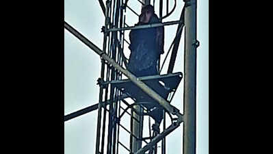 Upset over estranged wife, man climbs mobile tower in Samastipur