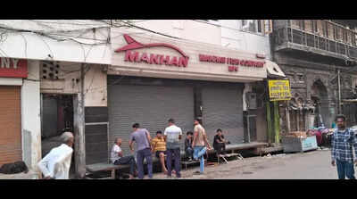 Amritsar MC seals Hall Gate fish shops; traders decry heavy losses, seek alternative mkt