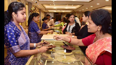 Akshaya Tritiya draws jewelery buyers to showrooms