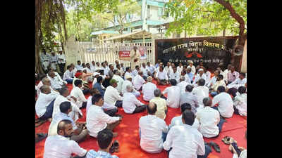 Farmers protest against low-voltage power supply for agricultural pumps