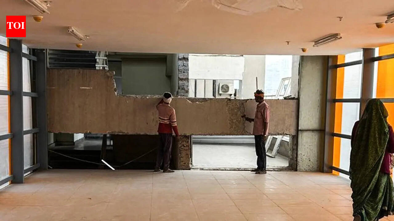 Beam blocking entry, Noida metro skywalk delayed again by a month & half