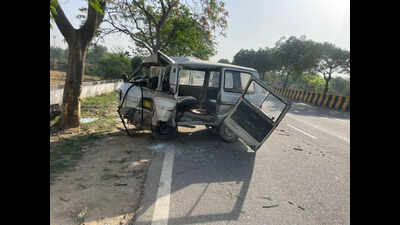 Van carrying school students crashes into tree in Noida, 2 kids injured