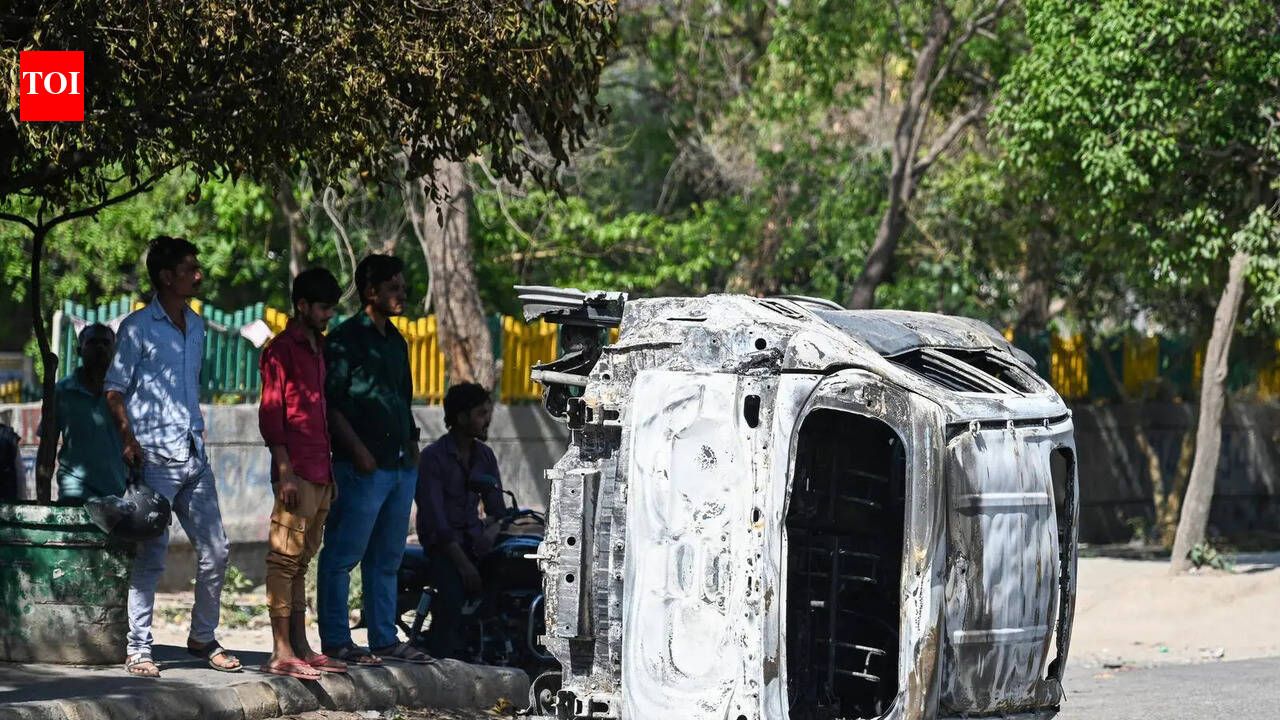 Noida protests: Workers’ outfit members from Delhi, Lucknow arrested; lawyer says due process not followed