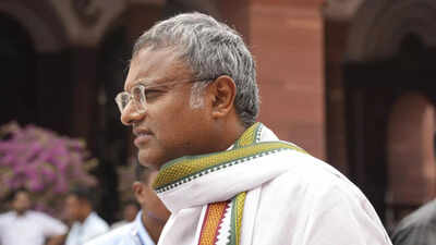  Mob snatches 13.4 lakh seized from MP’s office