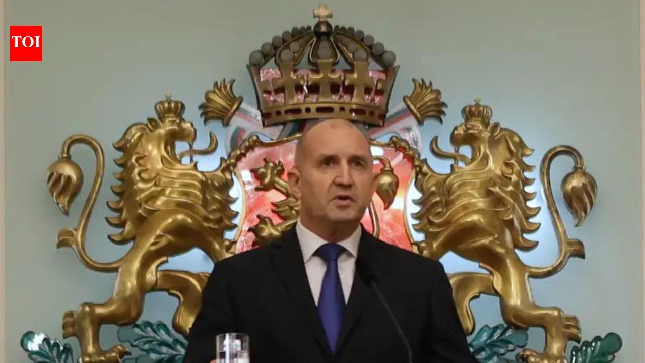 Bulgaria’s pro-Russia ex-president wins landslide polls