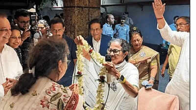 Didi goes from condo to condo in upscale Bhowanipore locality during West Bengal elections