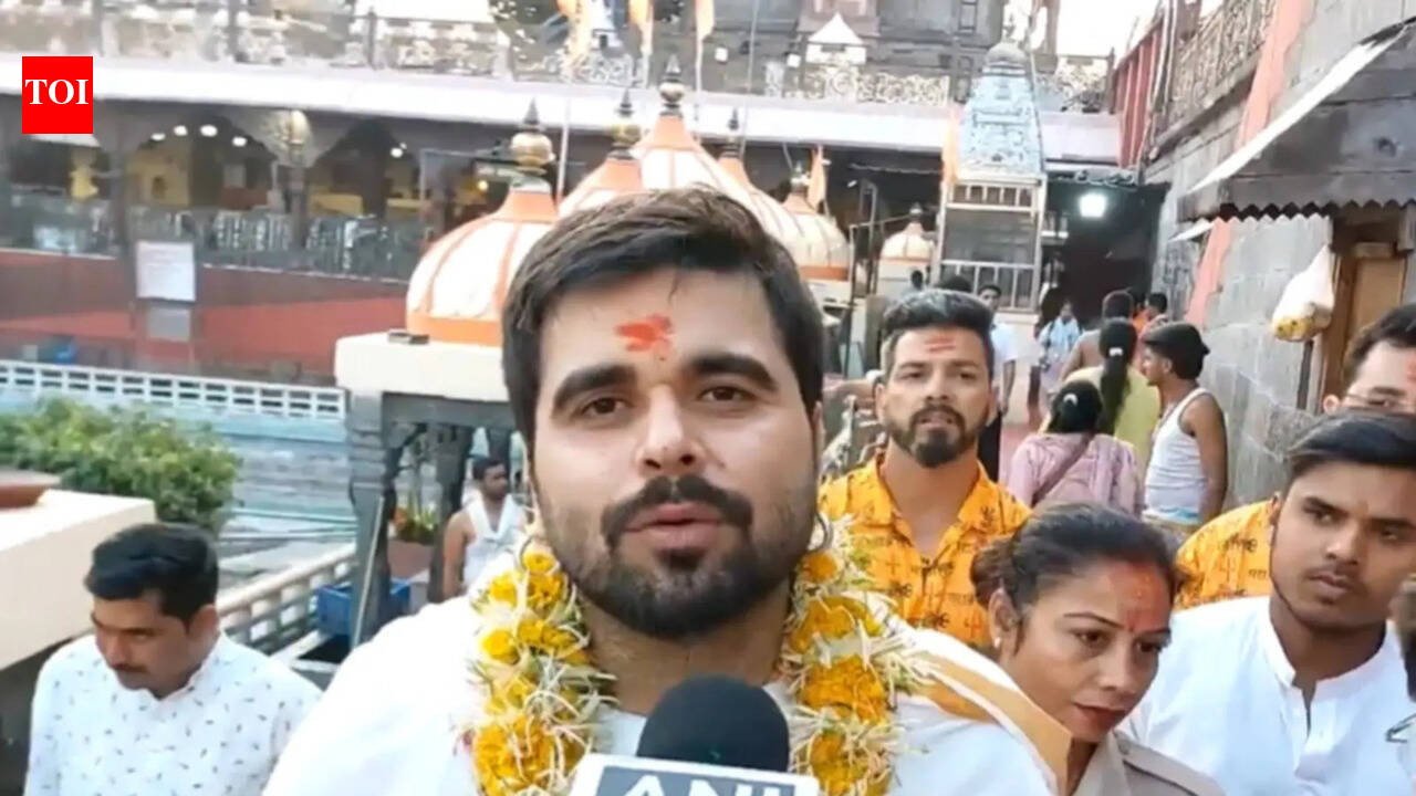 Mahakaleshwar Temple: Ninja seeks blessings at Mahakaleshwar temple; Anupam Kher joins sacred Bhasma Aarti | Hindi Movie News - The Times of India